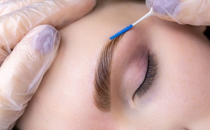 alisado de cejas